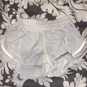 Lululemon hotty hot shorts size 4 2.5 inch